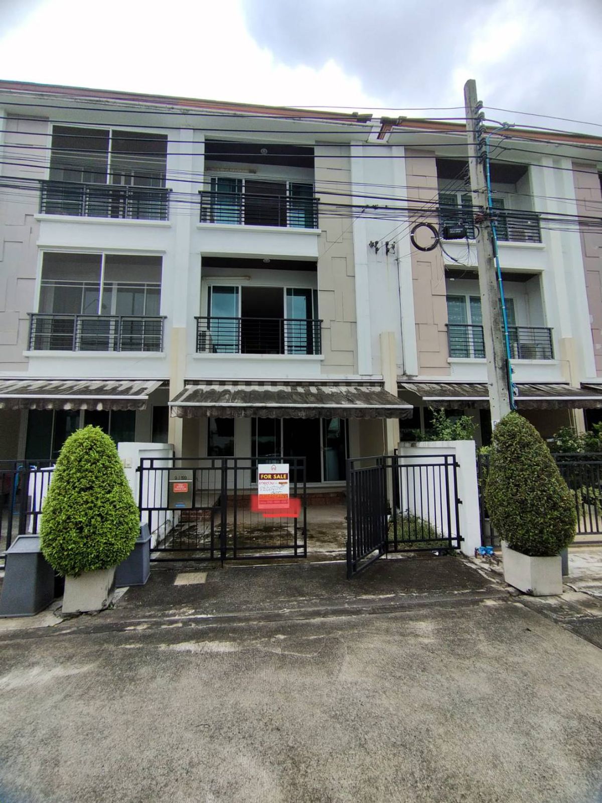 Townhome for sale in the middle of the city of Sensen Sri Nakarin for offices or living as a new Bun.