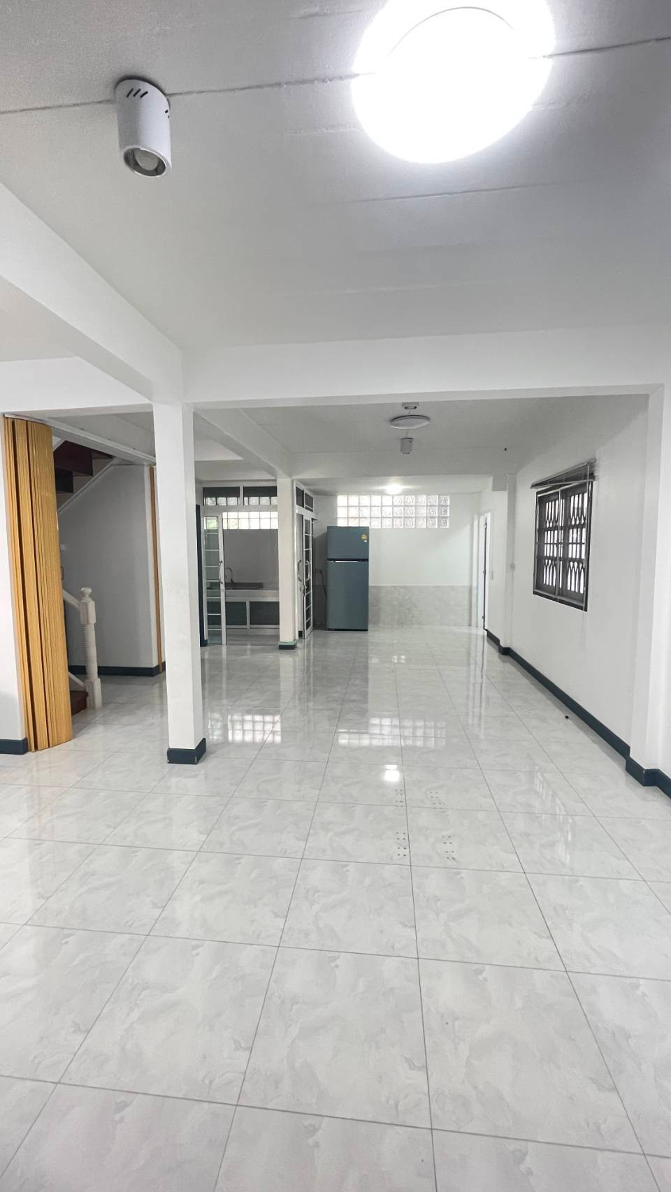 2-story detached house for rent, Ratchada-Mengjai Road. Soi Pracha Uthit Renovated the whole house. Air conditioning, fully furnished, ready to move in. There are 3 bedrooms, 3 bathrooms. Monthly rental price 40,000 baht – รูปที่ 2