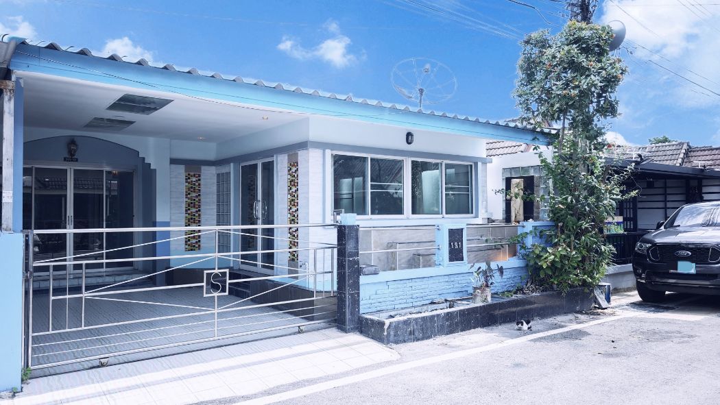 Townhouse, Sriracha, Kao 34 sq.w., 8 meters wide, with parking in the house. Near the Sahapat Glass, Ao Udom Sriracha Motorway Townhouse, Sriracha, Kao 34 sq.w., 8 meters wide, with parking in the house. Near the Sahapat Glass, Ao Udom Sriracha Motorway