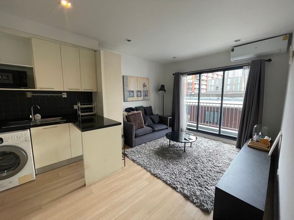 Luxury 2-bedroom condo in the heart of Lumpini, near BTS Lumpini, for rent at only 27,000 THB/month. Fully furnished!