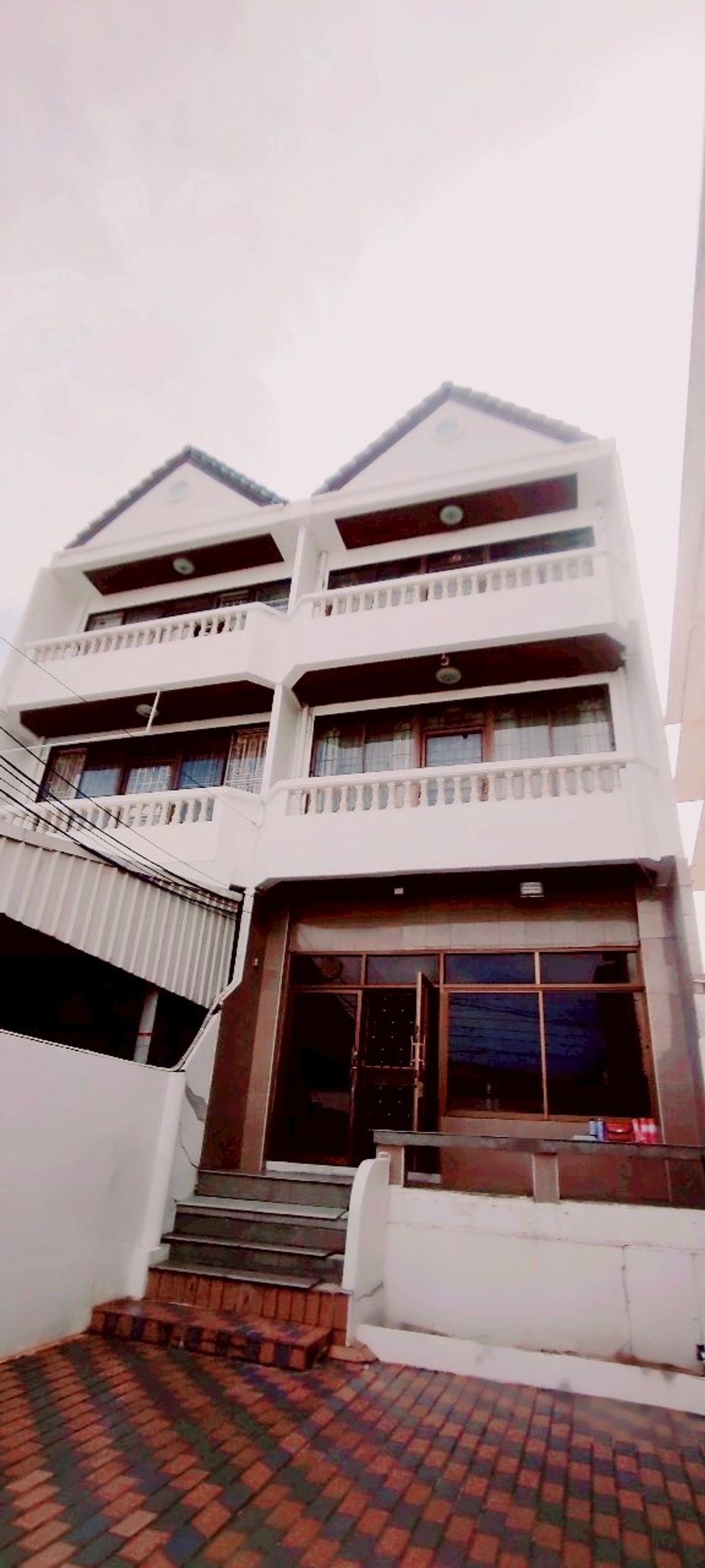 Rent a big house, Sukhumvit, good location, cheap price