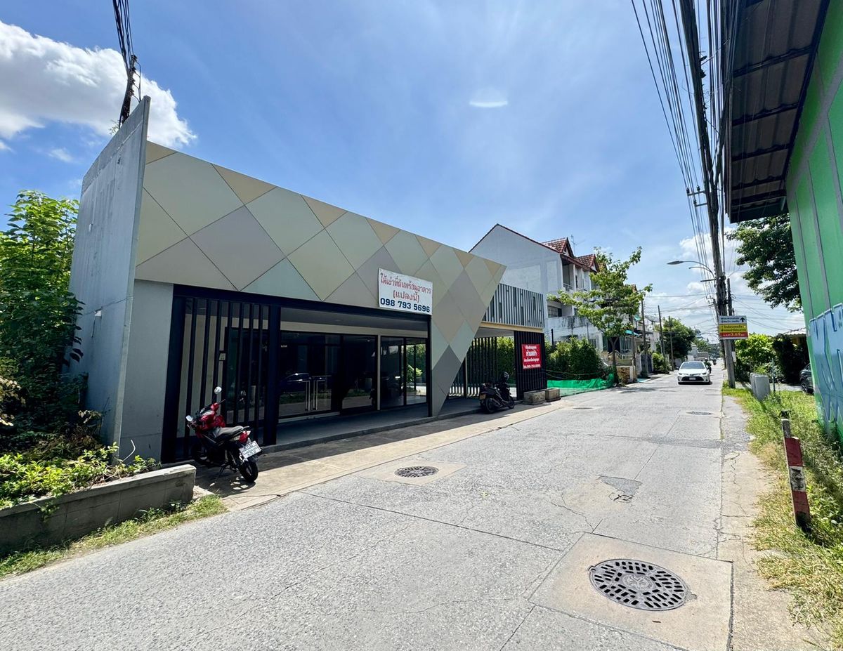 Showroom and Empty House Sukhumvit Soi 76 Showroom and Empty House Sukhumvit Soi 76