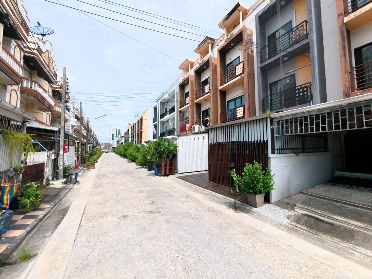 Pairot Village, Bangna, prime location, behind Central Bangna, already decorated, in the back won't hit anyone, close to the BTS, convenient to enter and exit the city. Pairot Village, Bangna, prime location, behind Central Bangna, already decorated, in the back won't hit anyone, close to the BTS, convenient to enter and exit the city.