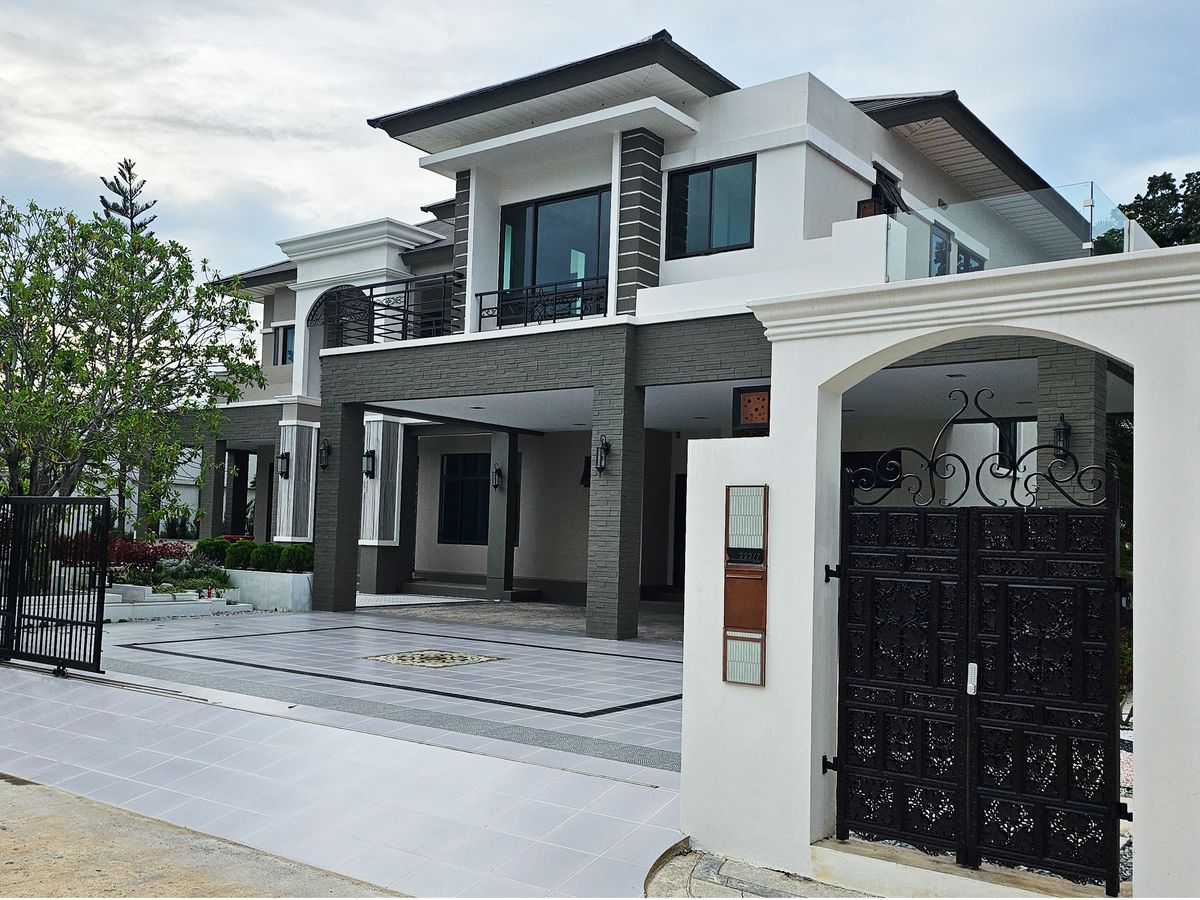 Luxury house for sale with a private pool. Perfect Masterpiece Sukhumwit 77 is only 16 Private Zone. That position is guaranteed by SCG Heim. Luxury house for sale with a private pool. Perfect Masterpiece Sukhumwit 77 is only 16 Private Zone. That position is guaranteed by SCG Heim.