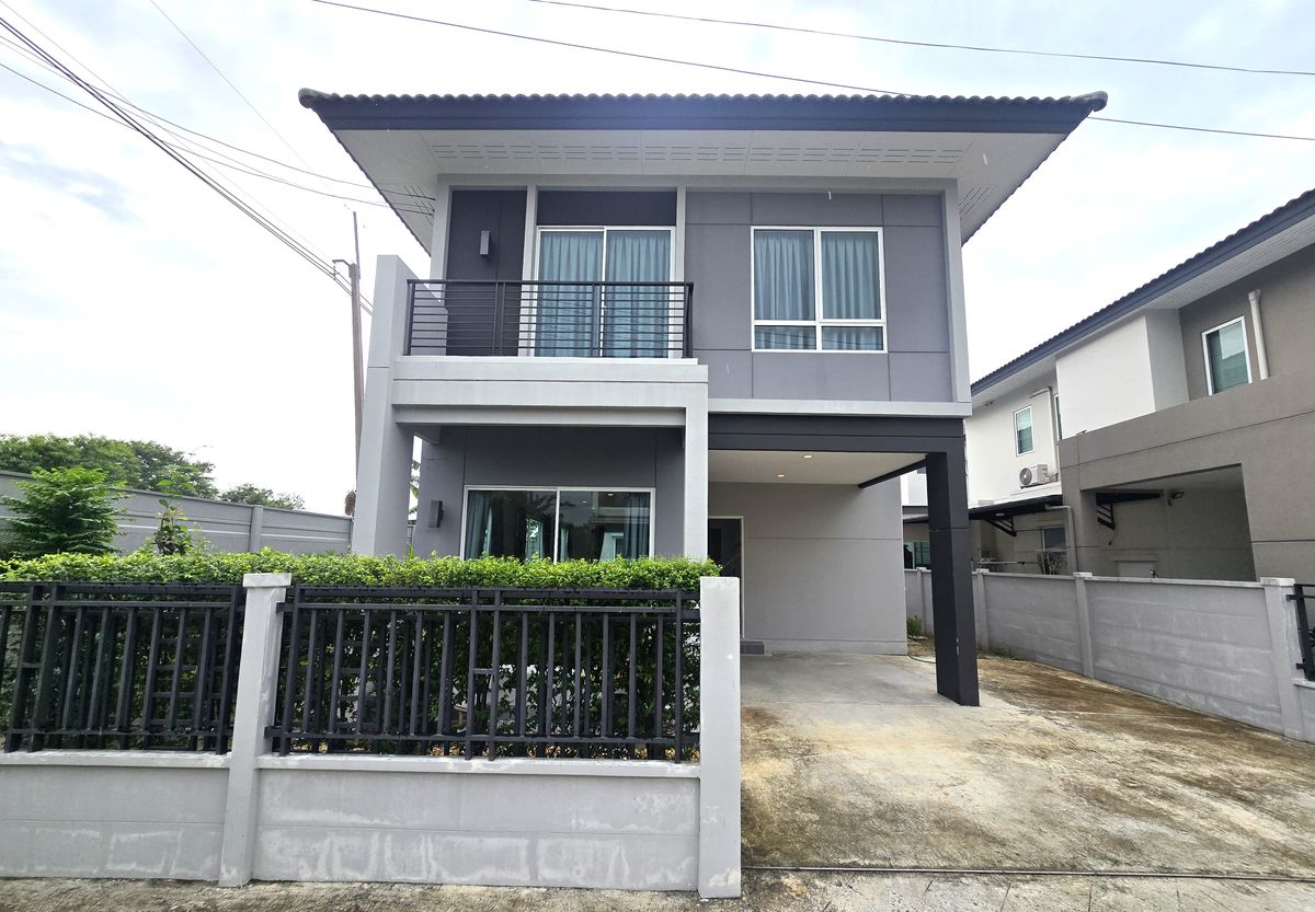 บ้านเดี่ยว 2 ชั้น หมู่บ้าน เซนโทร รังสิต คลอง 4 ตกแต่งสวย  พร้อมสวนรอบบ้าน ทำเลดี ติด ถนนรังสิต-นครนายก ซึ่งเชื่อมต่อกับถนนวงแหวนกาญจนาภิเษก