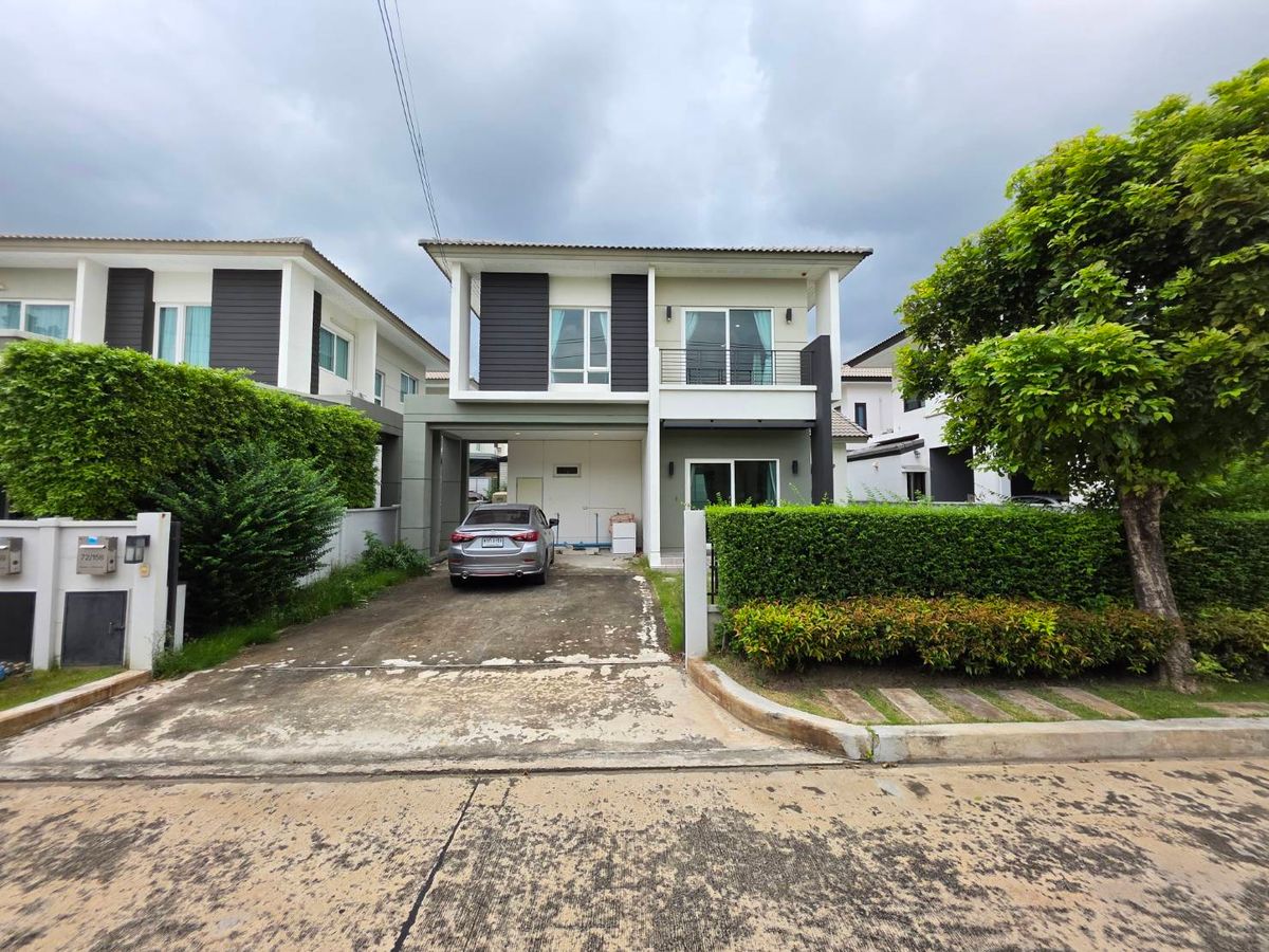 For Sale! Great Deal – Worth Every Baht! Single House in Centro Phahol - Vibhavadi Village Near Phaholyothin Road, Tollway, Future Park Rangsit Land size: 61.6 sq.wah | Usable area: ~175 sq.m.