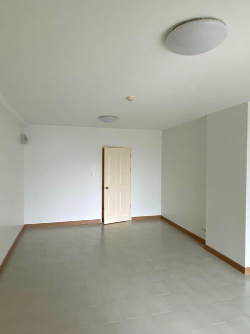 Empty kitchen, separate pool view Good price !! ⭐Supalai City Resort Ratchada-Huai Khwang