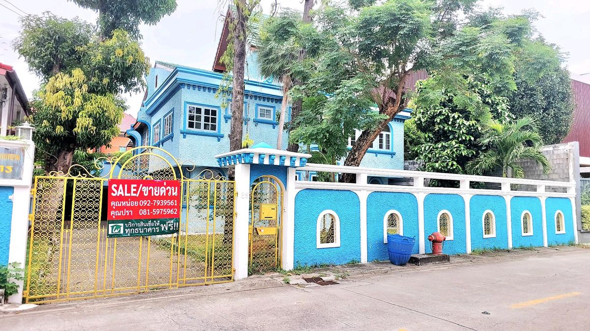 2.5 storey detached house for sale with land, Sukhumvit 101, Soi Punnawithi 30, land 167 sq m., has a hall, 5 bedrooms, 4 bathrooms, suitable for a chic cafe/brand restaurant.