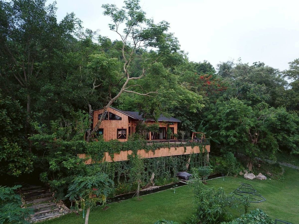 3 rai of house for sale in Khao Cha -om. Saraburi can breathe well every morning. Will be used to rest, raise chickens, grow vegetables, walk to see the garden ... in your own private area Or adjusted to a homestay resort, an atmosphere like this Bought n