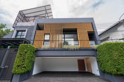 ขายบ้านเดี่ยว 3 ชั้น พูลวิลล่า  พร้อมสระว่ายน้ำ สุขุมวิท 71 คลองตันเหนือ เขต วัฒนา กรุงเทพ CX-129784