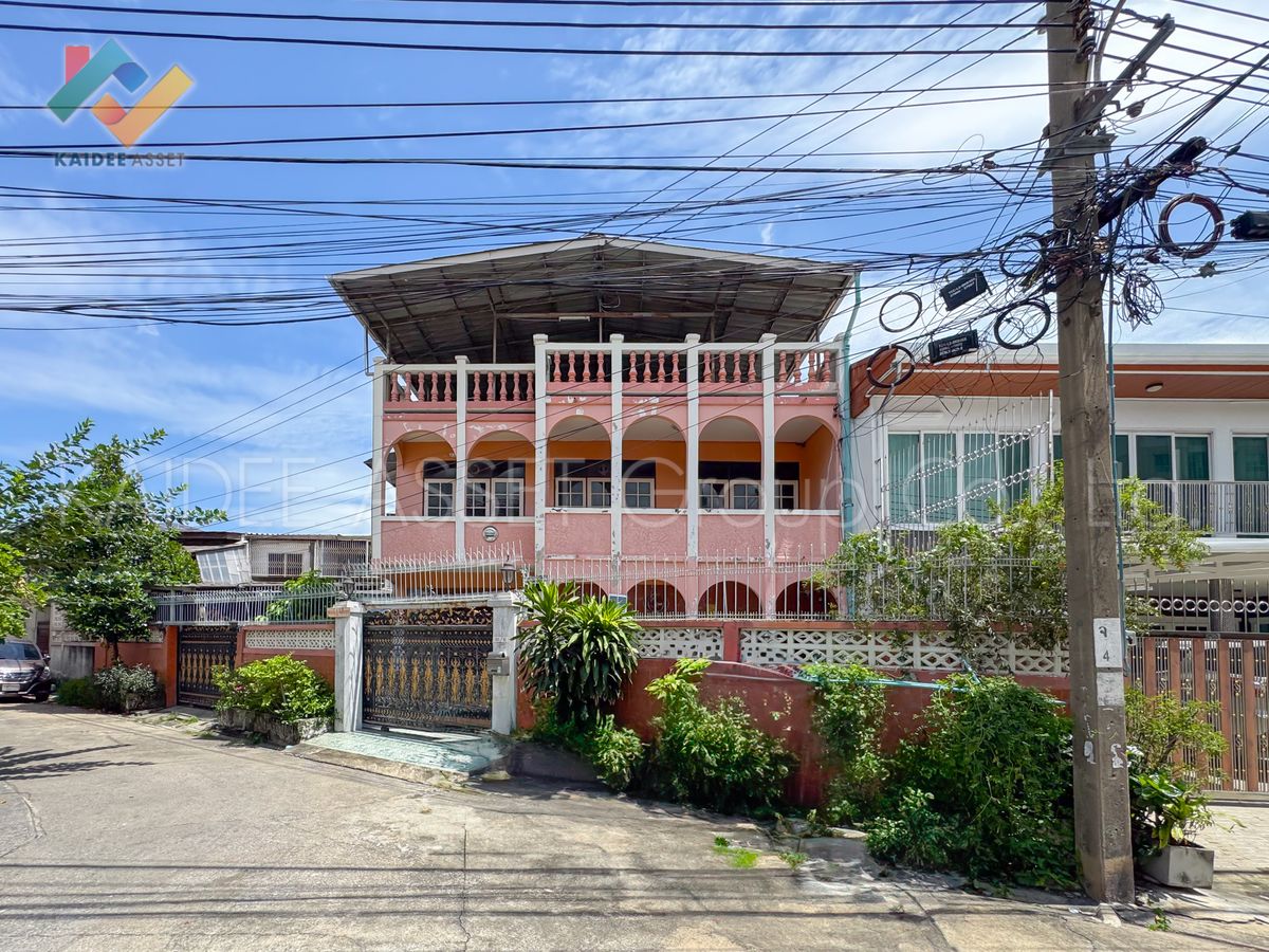 Single house, Soi Lat Phrao 51, near Chokchai 4 BTS Station Single house, Soi Lat Phrao 51, near Chokchai 4 BTS Station
