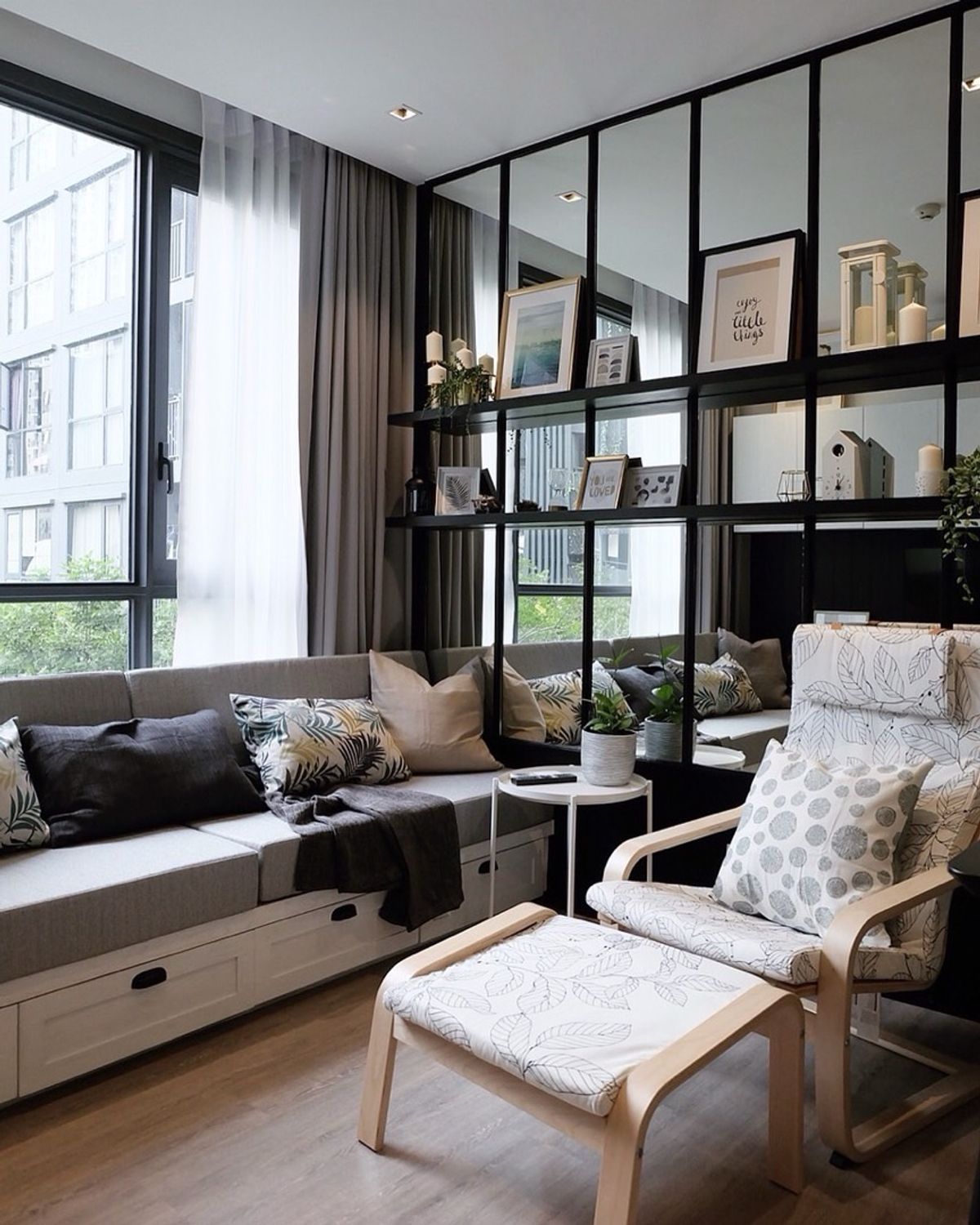 2 bedroom condo, beautifully decorated, full built-in space. Complete with electrical appliances Just carry one bag and move in. The  decides to sell at a loss, price 4.4 million net **not including commission. Taxes and transfer fees, half each pers