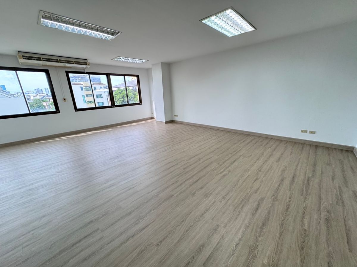 Available offices for rent near BTS Chong Nonsi Soi Narathiwat Rajanagarinda 10 only 20,000/month. Available offices for rent near BTS Chong Nonsi Soi Narathiwat Rajanagarinda 10 only 20,000/month.