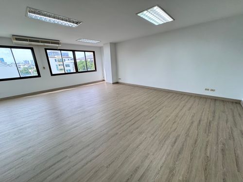 Available offices for rent near BTS Chong Nonsi Soi Narathiwat Rajanagarinda 10 only 20,000/month.