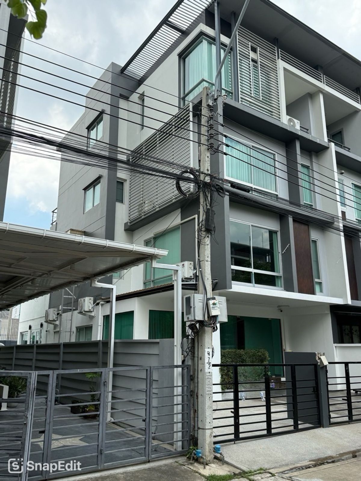 📢👇 Newly Renovated 4-Storey Home Office in a Prime Business Location, Rama 9 Area. Convenient access through multiple routes.