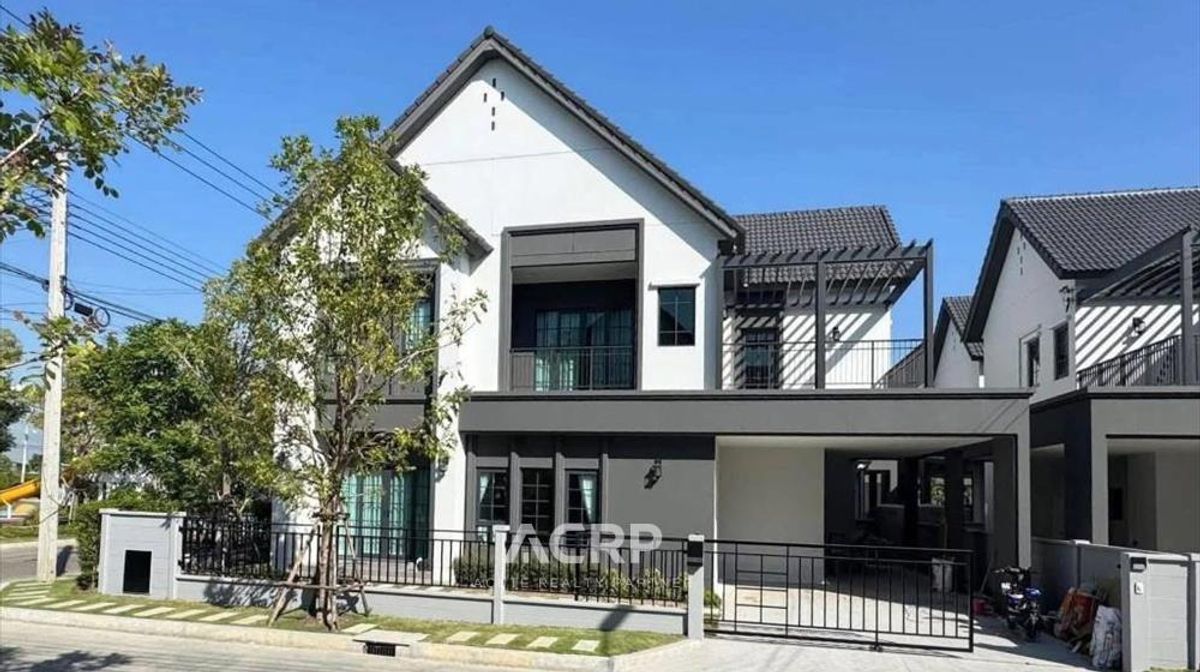 For sale/rent: 2-story detached house in Centro Bangna Phase 2. Corner plot with garden access. Fully furnished. For sale/rent: 2-story detached house in Centro Bangna Phase 2. Corner plot with garden access. Fully furnished.