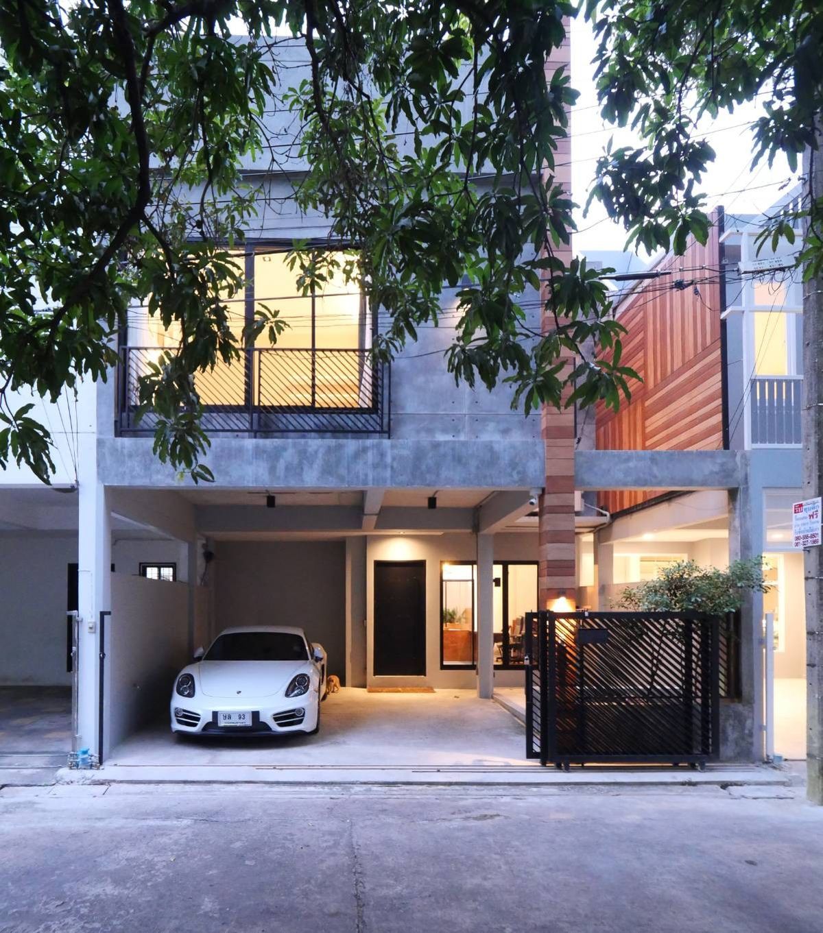 📢👇Sell with tenant 30 Sep 28
Newly Renovated Home in the Heart of Sukhumvit 49. Loft-style with a private Outdoor Jacuzzi. Perfect as a stylish residence or a smart investment opportunity