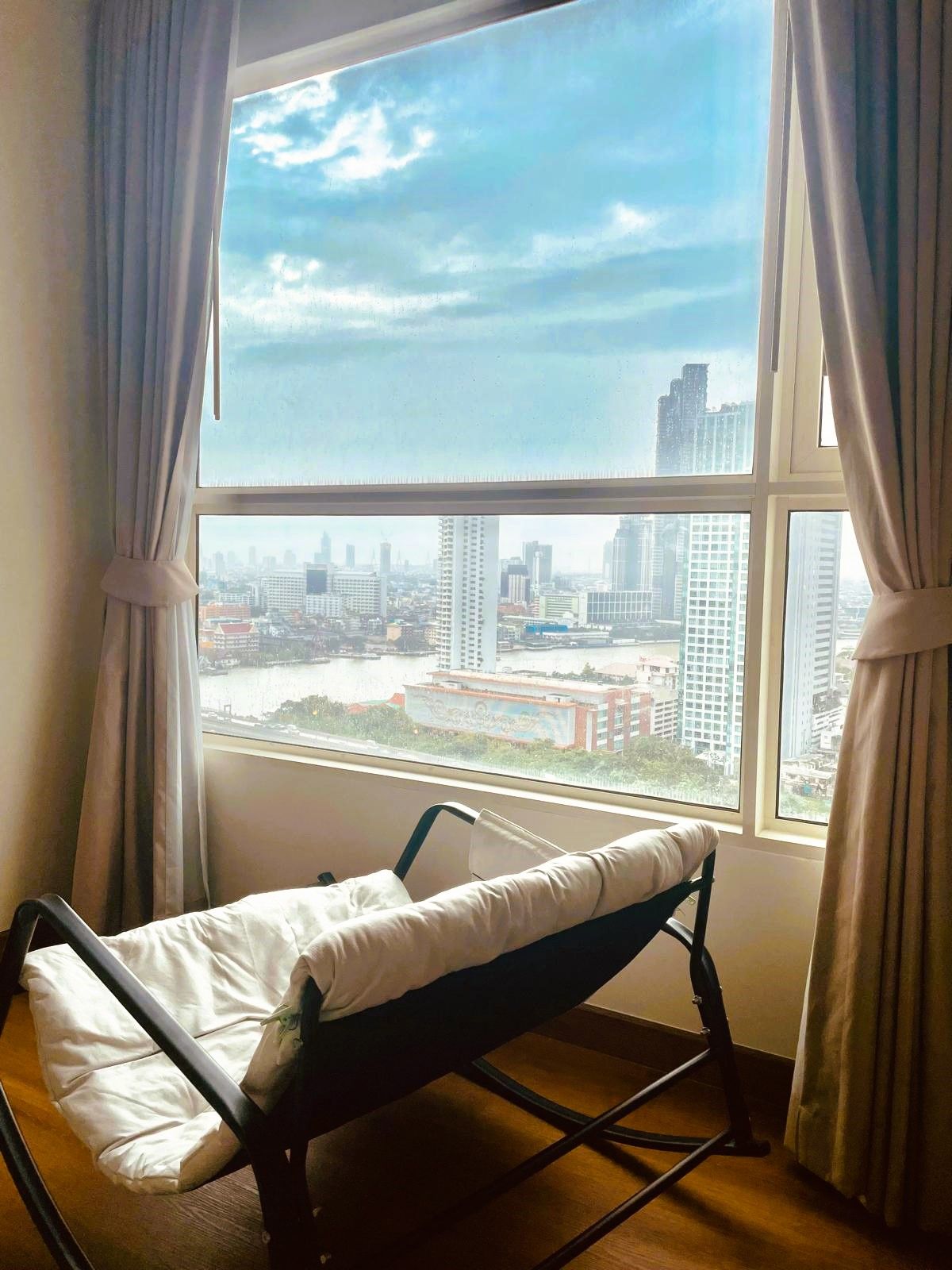 Condo for sale The Light House Sathorn - CHAREONNAKORN, near BTS Charoen Nakhon, 48 square meters, furniture and new renovated electrical appliances.