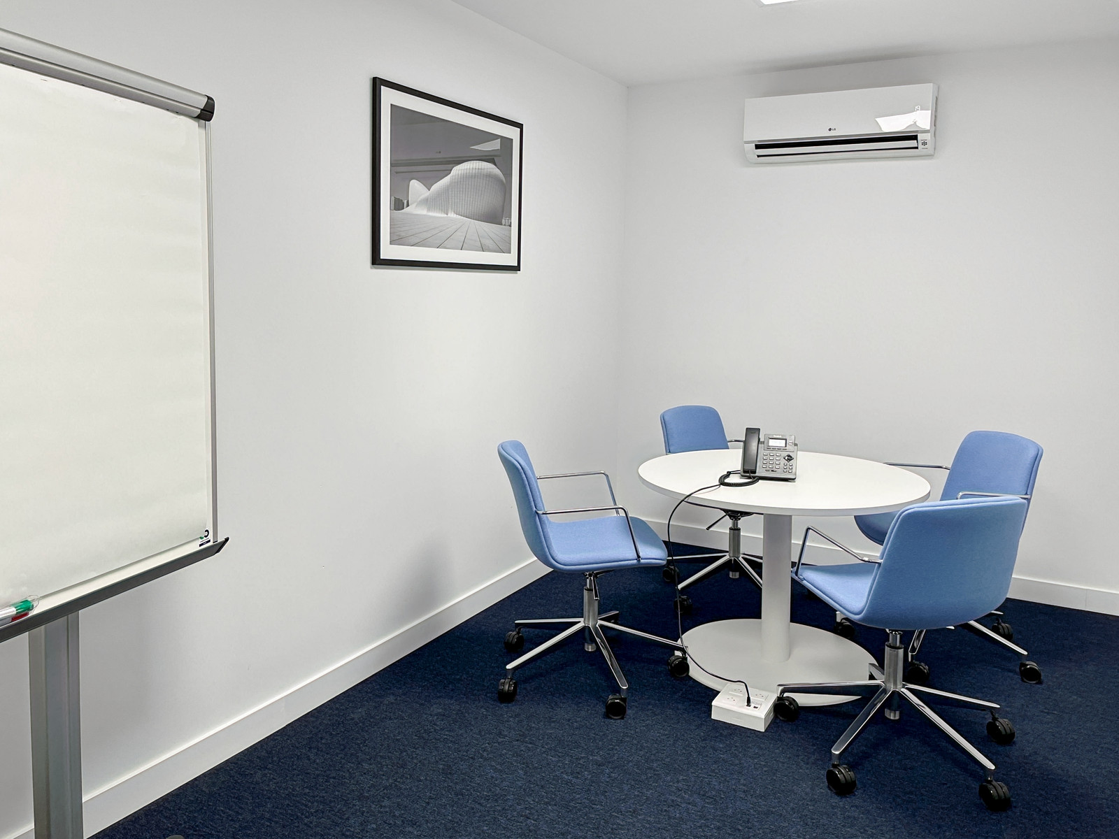Private office space for 4 employees in HQ Serm-Mit Tower Private office space for 4 employees in HQ Serm-Mit Tower