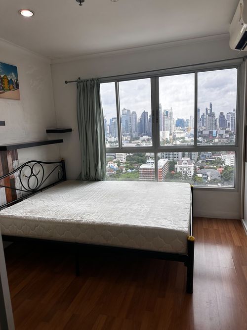 Condo for sale in the corner and located in the Lumpini Place Project, Kluaynam Thai Rama 4 (S5006)