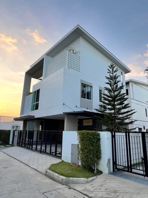 📢👇Sell with tenant 30/11/ 26. A brand-new 3-story house with a spacious design,  and a large yard surrounding the house at Nirvana Absolute Krungthep Kreetha, near Brighton College International School,  Wellington College International School
