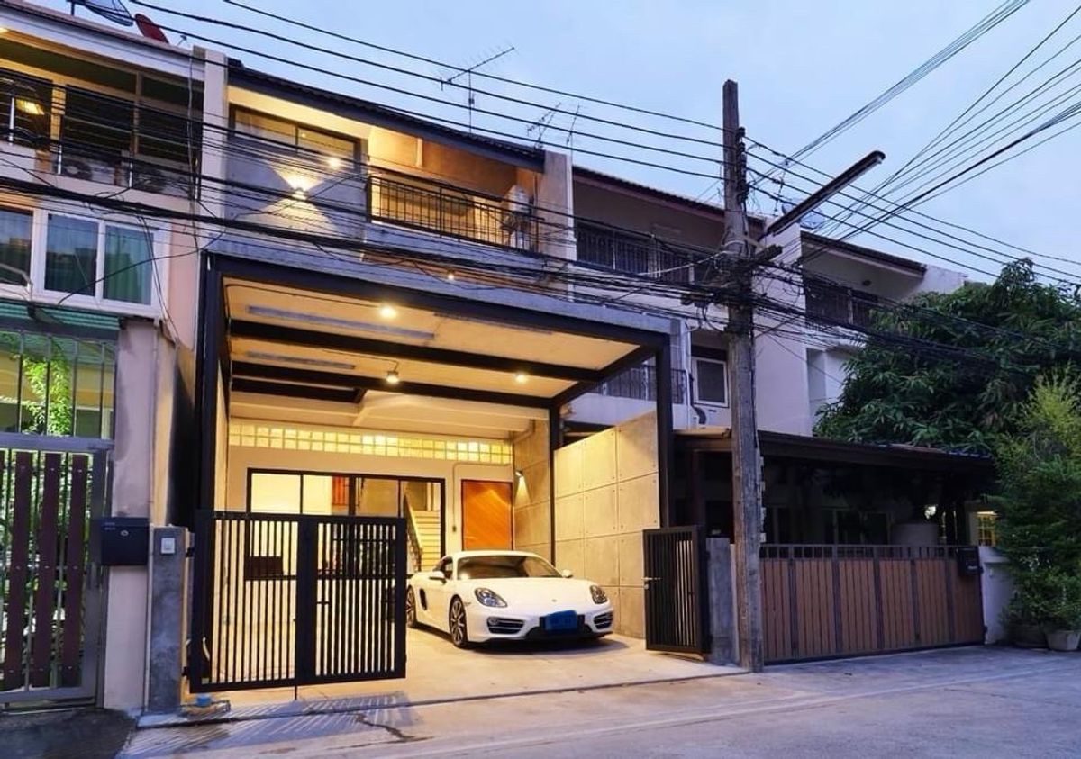 📢👇Sell with tenant til November 2028
Townhouse Ekamai , newly renovated, near Thonglor