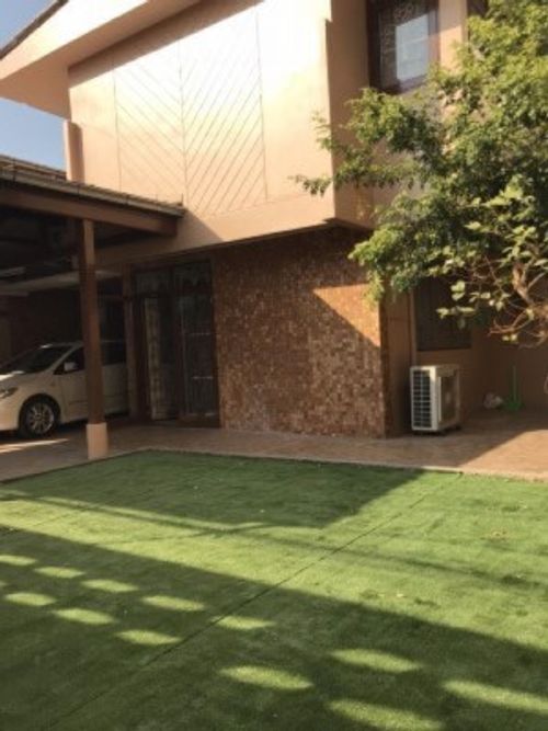 2 storey detached house for rent, Ratchada 18 Road, Land 50 sq.w. 180 sqm. There are 4 bedrooms, 2 air conditioners 5. 2 parking machines near Moon Puppet School and MRT Huai Khwang only 2 km. Rent 35,000 baht. Pracharat Bamphen Road