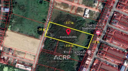Land for sale in Soi Thetsaban Bang Pu 87, excellent location in the apartment area. near Sukhumvit Road Attached to a new village project that is being built