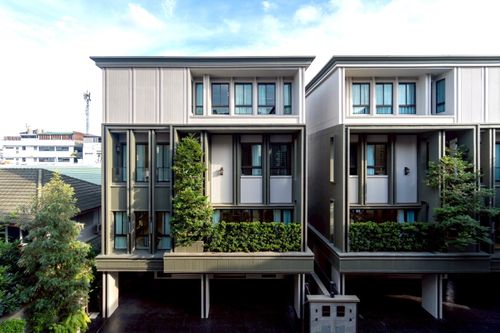 Lavista Prestige Village Ekkamai 10, 4 -bedroom sample house for sale with every private elevator. The atmosphere is quiet in the heart of Ekkamai.