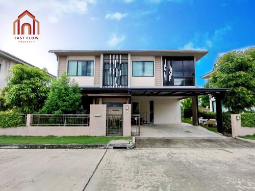 Single-family home for sale at The Rux Ramindra-Hathai Rat, near Fashion Island and Suvarnabhumi Airport. Located on Thai Ramman Road, on the main road near the clubhouse. Built-in kitchen, carport roof extension, and roof surround. RICH