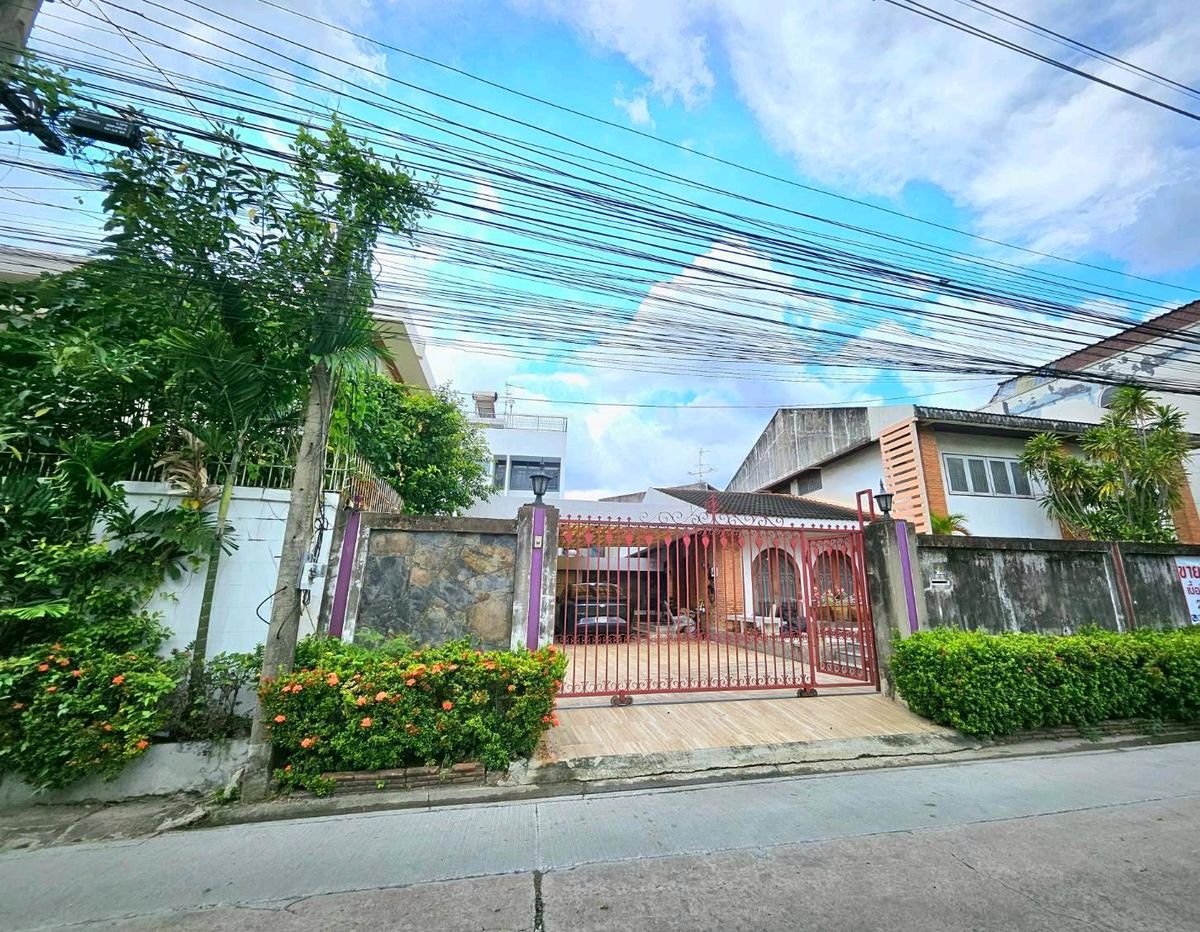 Urgent sale, detached house, gold, Soi Ratchada 44 (enter Soi 100 meters) 102 sq.w. Urgent sale, detached house, gold, Soi Ratchada 44 (enter Soi 100 meters) 102 sq.w.