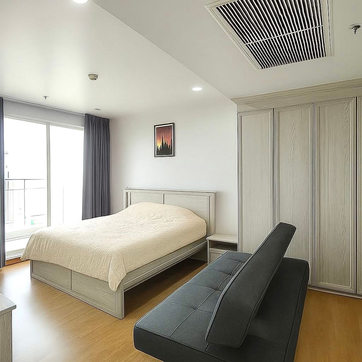 Who likes the big room, invites this way.