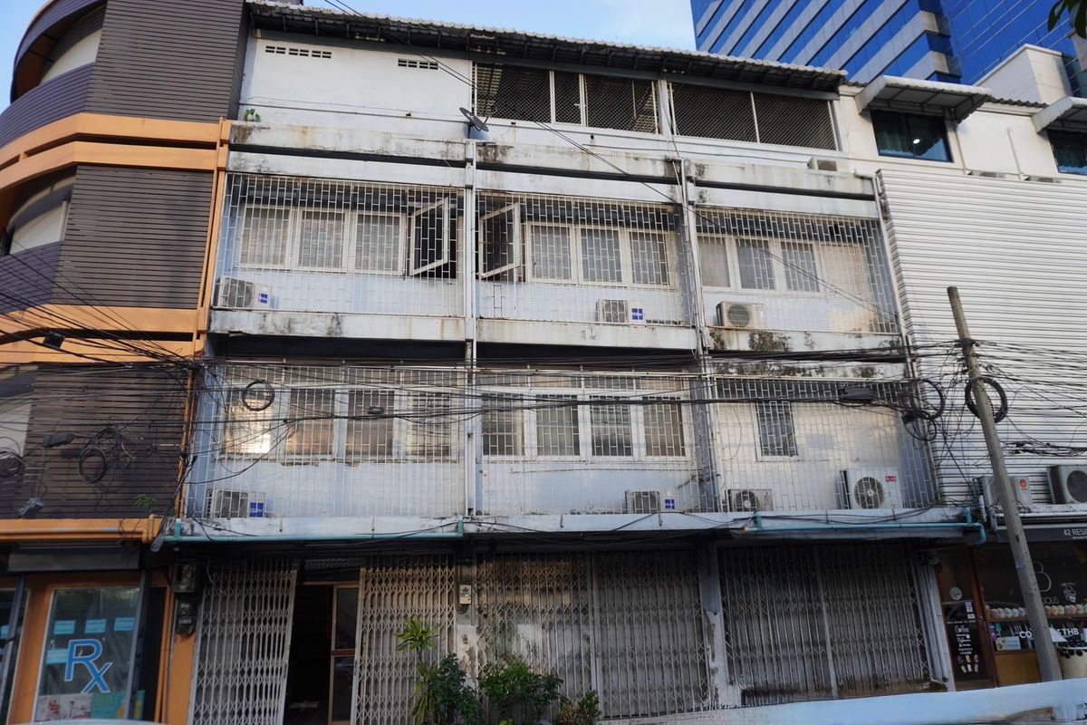4-storey building for rent near BTS Ekkamai suitable for a clinic, spa, hotel 4-storey building for rent near BTS Ekkamai suitable for a clinic, spa, hotel