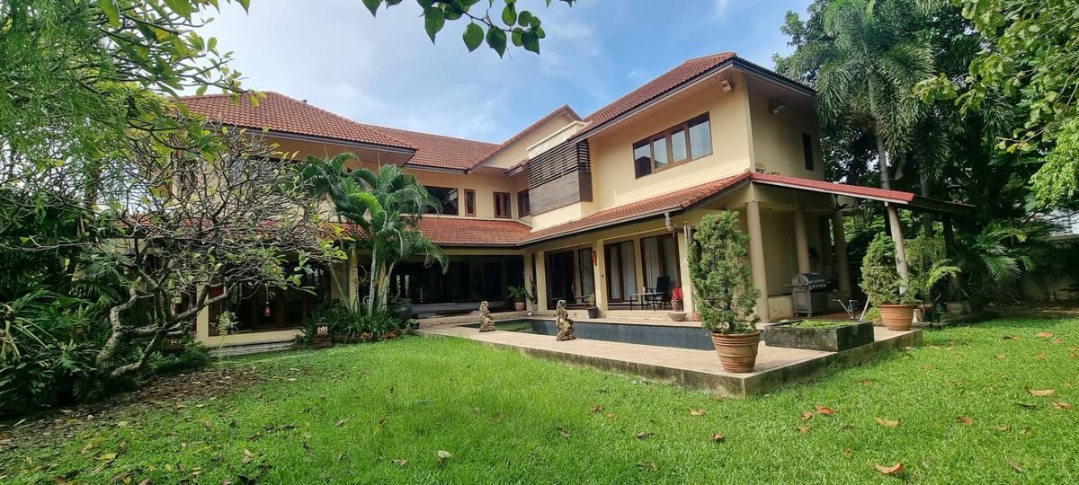 Single house for Sale, 5 beds, 5 baths, Windmill Village, usable area 450 sq m., size 300 sqw., with furniture. Near the golf course, price 55,000,000 THB. Single house for Sale, 5 beds, 5 baths, Windmill Village, usable area 450 sq m., size 300 sqw., with furniture. Near the golf course, price 55,000,000 THB.