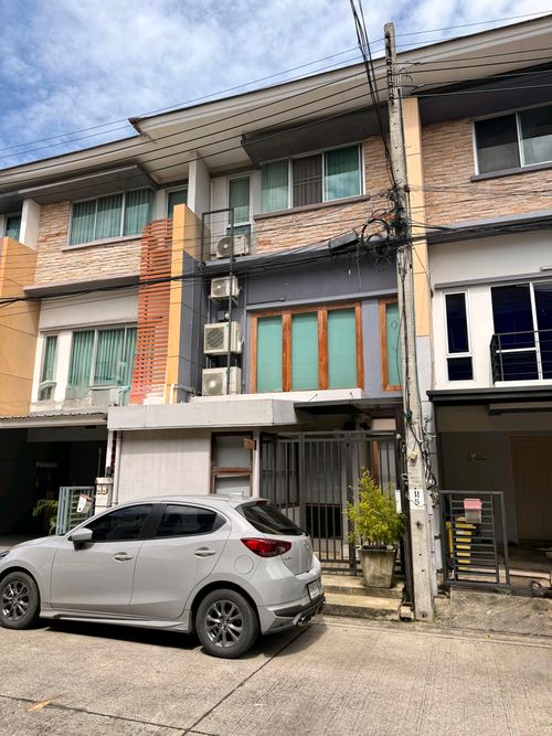 🔥Urgent sale🔥 3-story townhome 🏢 near the lottery office 🔥good location next to the main road‼️Plus Park Avenue Sanambinnam 🏣 with built-in furniture✅️ only 5.99 million baht ✨️