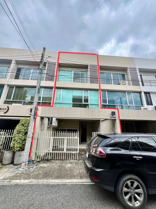 For Sale: 3-Story Townhome, Prime Location on Main Road – Noble Cube Pattanakarn