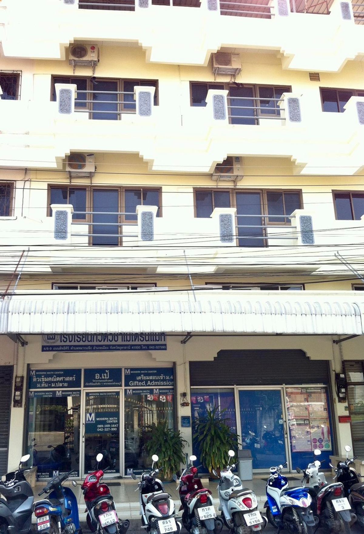 Sell 3 and a half -story commercial building with a good location. Sell 3 and a half -story commercial building with a good location.