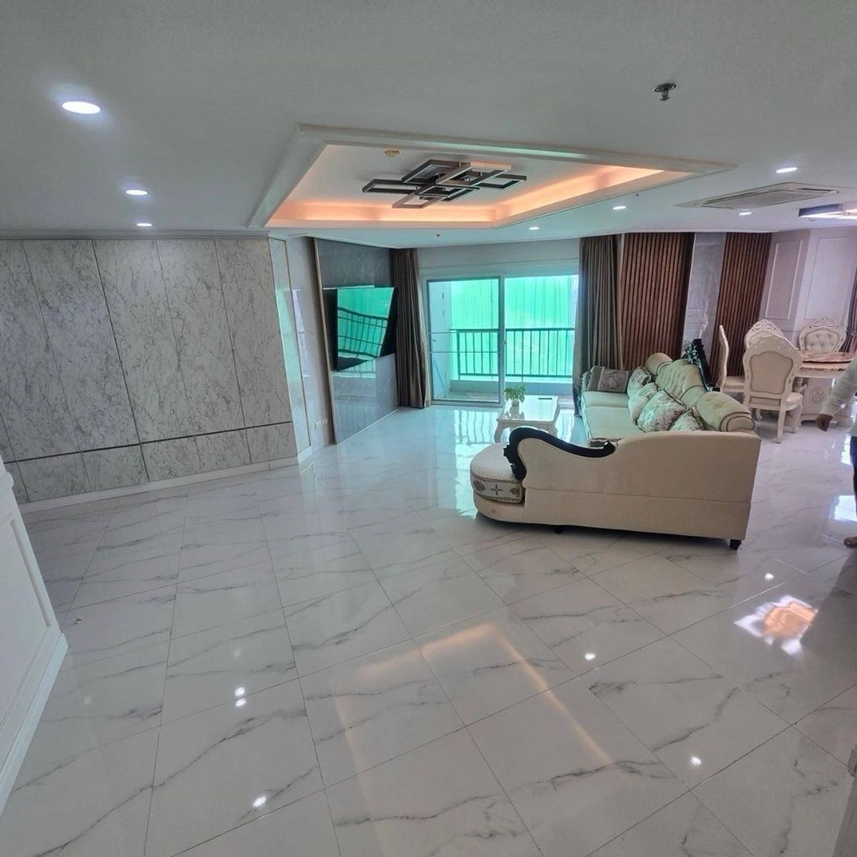 📢👇 Rare Find! Duplex in the New CBD, Rama 9 big balcony, surrounded by leading shopping malls, office buildings, and full facilities.