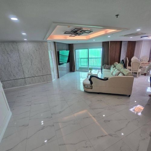 📢👇 Rare Find! Duplex in the New CBD, Rama 9 big balcony, surrounded by leading shopping malls, office buildings, and full facilities.
