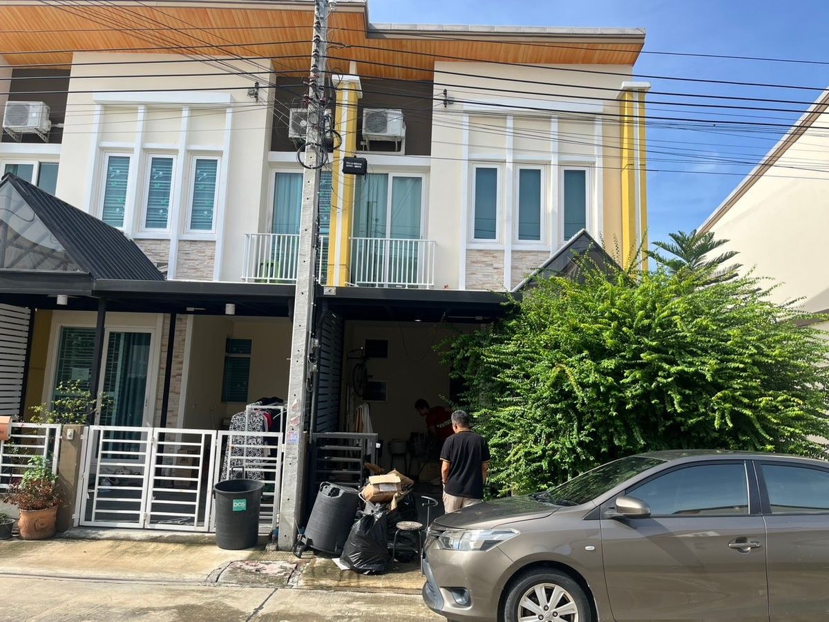 ทาวน์เฮาส์ 2 ชั้น โครงการ โกลเด้น ทาวน์ เฉลิมพระเกียรติ - สวนหลวง (หลังมุม)(Golden Town Chalermprakiat - Suan Luang)  แขวงดอกไม้ เขตประเวศ  กทม.  (ราคา 2,650,000 บาท)