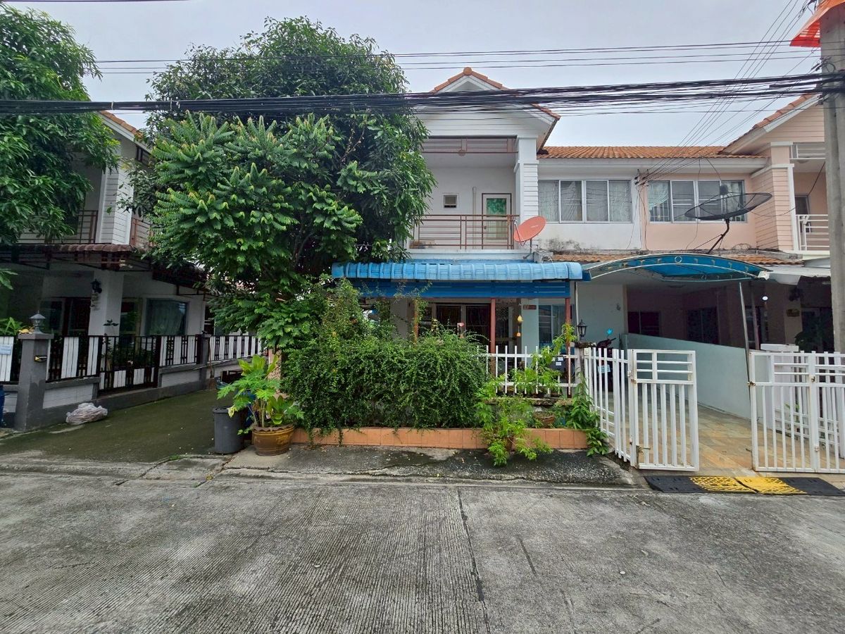 Urgent sale, Phanani Villa Thepharak Townhouse, 2 layers behind the corner, good location Urgent sale, Phanani Villa Thepharak Townhouse, 2 layers behind the corner, good location
