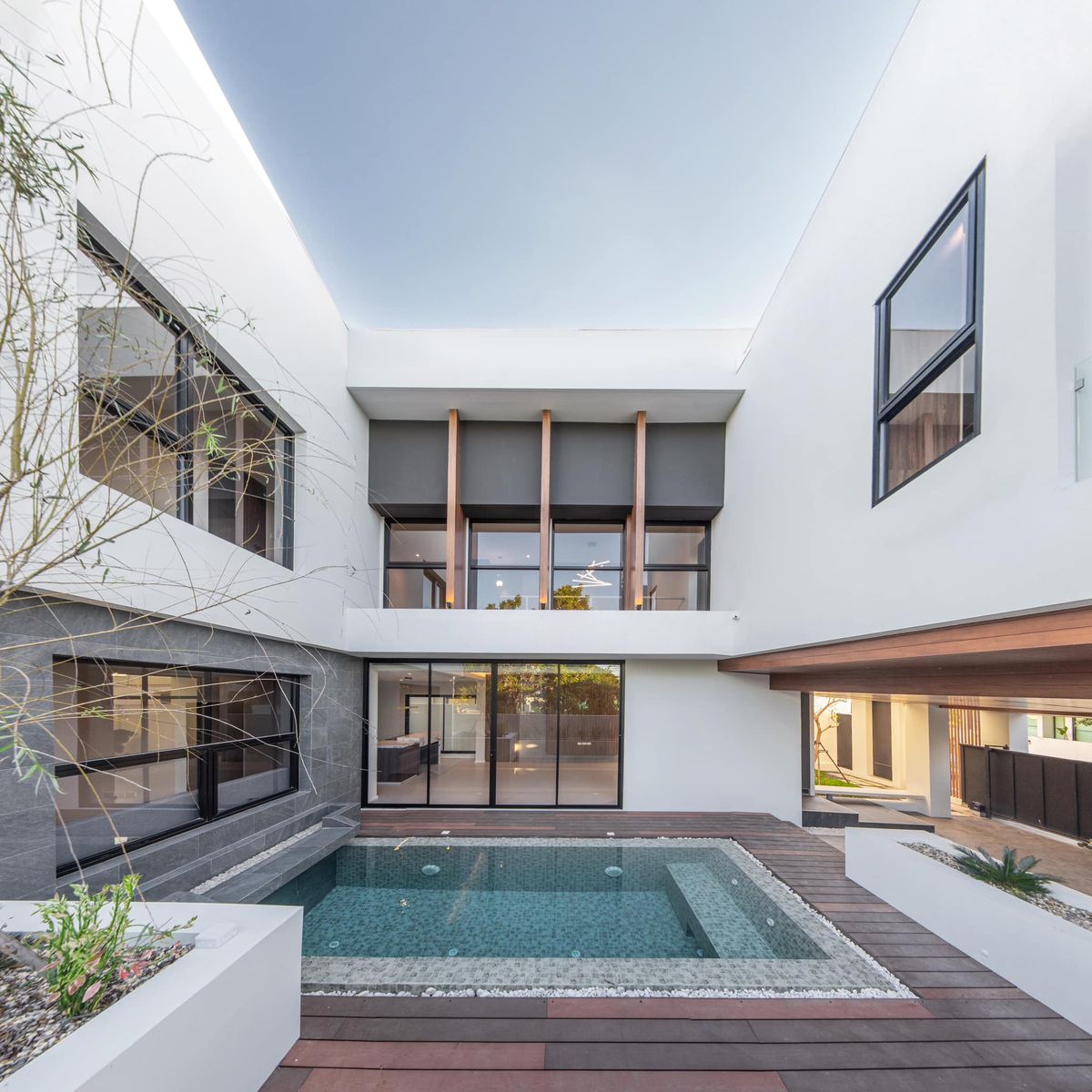 ขาย Modern Luxury Pool Villa ในหมู่บ้านวังตาล สภาพแวดล้อมดี ใกล้โรงเรียนนานาชาติและศูนย์การค้า ติดวงแหวานรอบ 2 ใกล้สนามบินเชียงใหม่ - SW002799  – รูปที่ 2