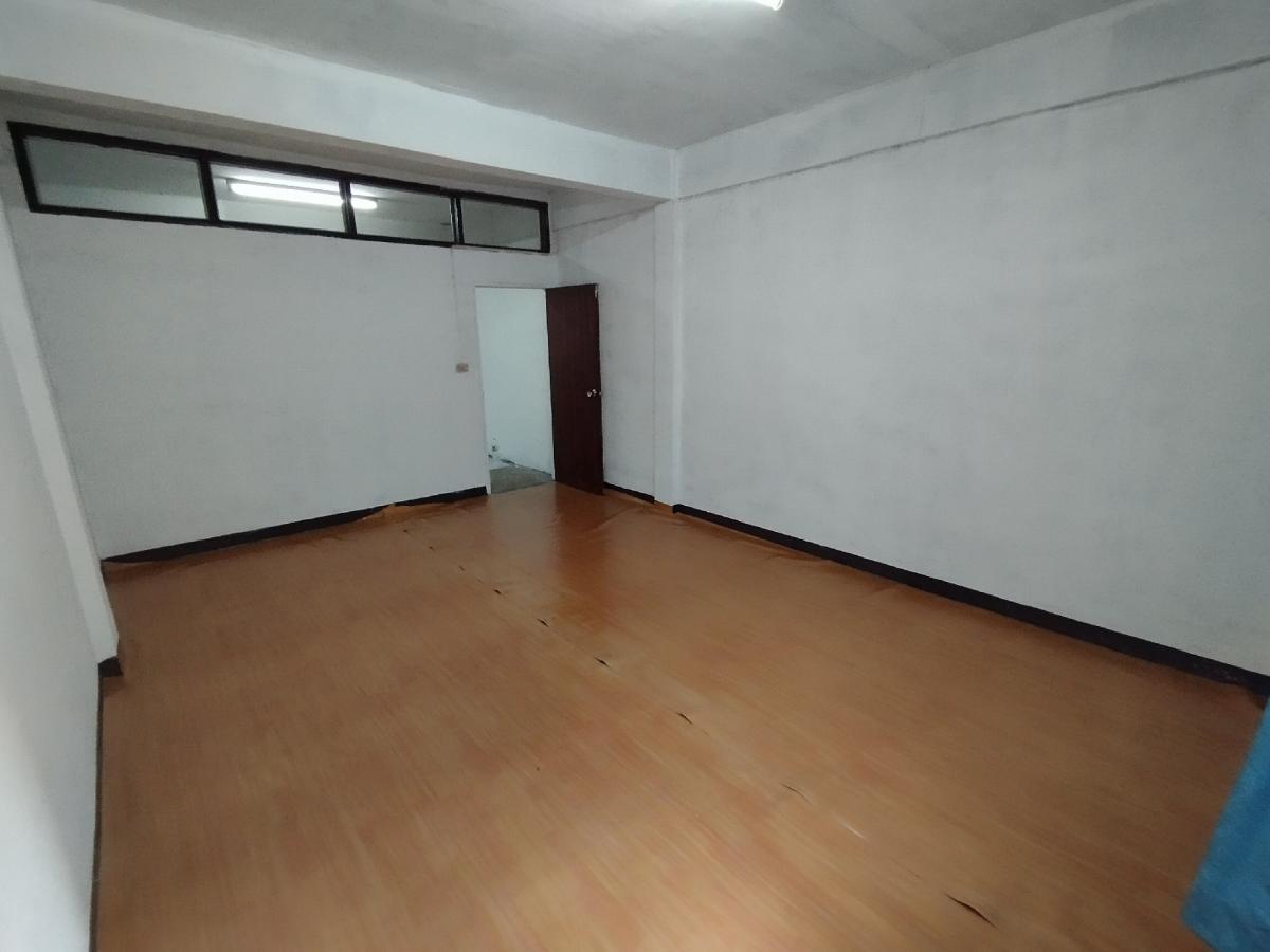 4th floor, 3 bedrooms, 2 bathrooms, Soi Pran Nok 7, selling 3,800,000 near MRT flashlight Near Siriraj Hospital, good location, convenient to travel near MRT, easy to enter the city. Go to the Rama VIII Bridge Pinklao Bridge, call 0954758399Line ID Papama