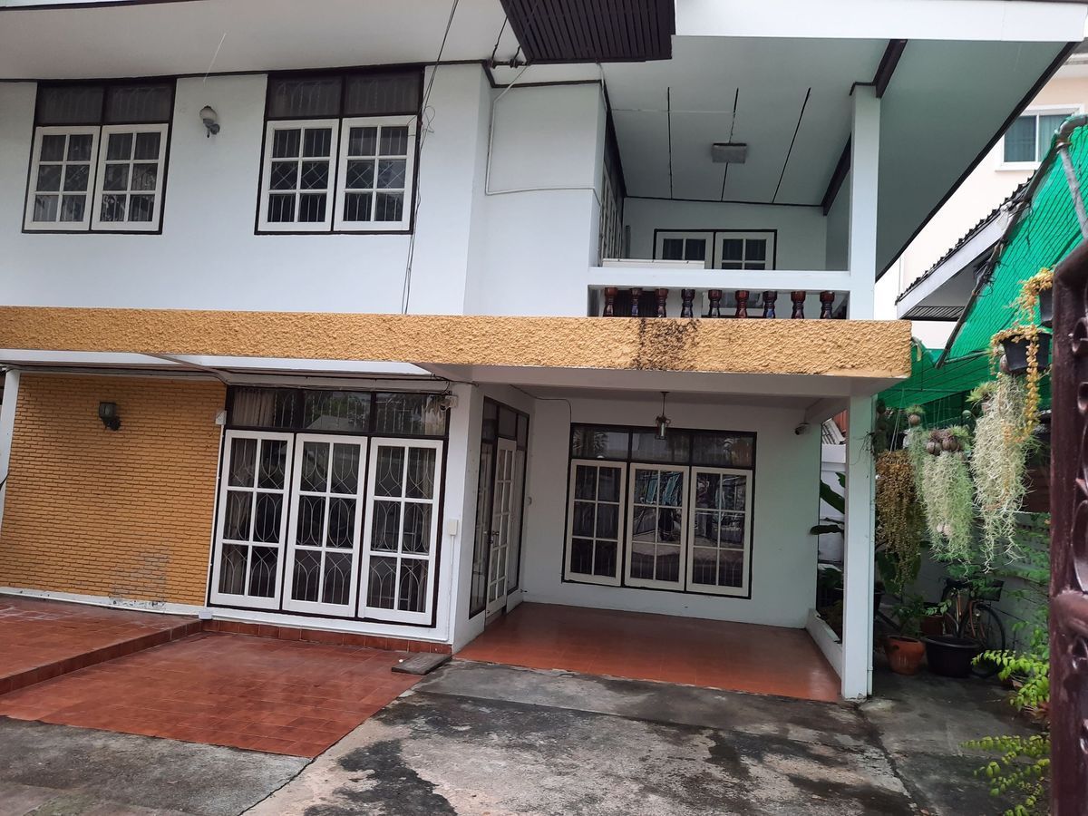 2-story detached house for rent Pracharat Bamphen Road Air conditioning, complete furniture 3 bedrooms, 3 bathrooms Rental price 30,000 baht per month. 2-story detached house for rent Pracharat Bamphen Road Air conditioning, complete furniture 3 bedrooms, 3 bathrooms Rental price 30,000 baht per month.