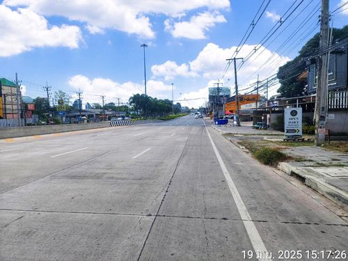 Large plot of land for 7-2-18 rai, cheap, outstanding location on Sukhumvit-Pattaya Road, only 100 meters away from the floating market.