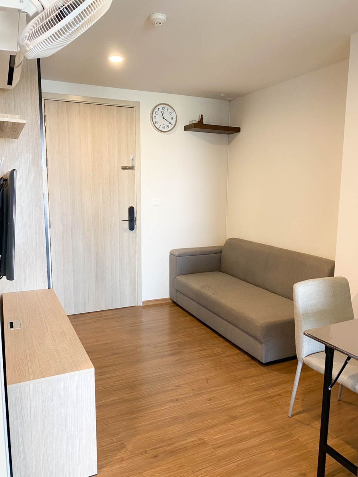 For Sale with Tenant or Ready to Move In! Niche Mono Itsaraphap, only a 5-minute walk to MRT Itsaraphap. A 33.44 sq.m. unit on the 7th floor, fully furnished with complete electrical appliances. For Sale with Tenant or Ready to Move In! Niche Mono Itsaraphap, only a 5-minute walk to MRT Itsaraphap. A 33.44 sq.m. unit on the 7th floor, fully furnished with complete electrical appliances.