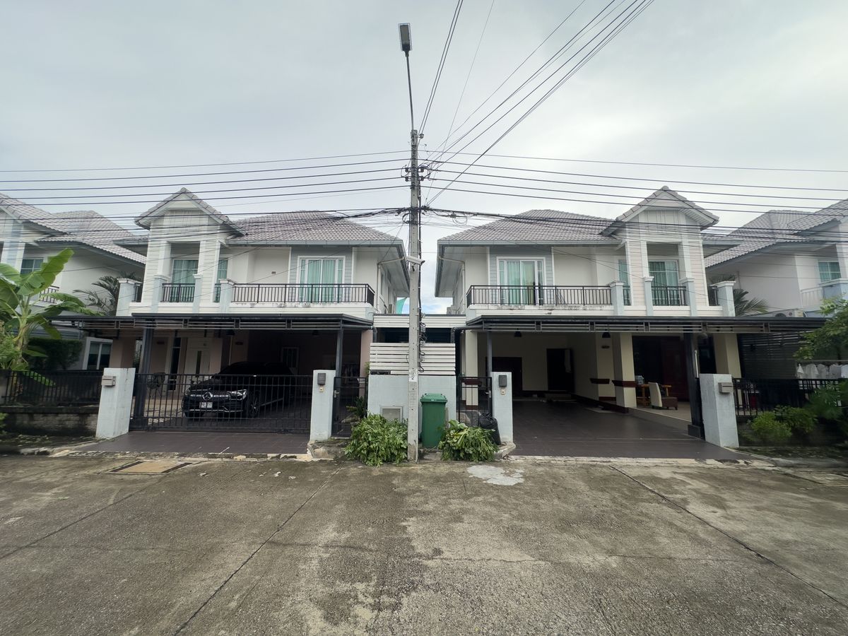บ้านเดี่ยว 2 หลัง เชื่อมถึงกัน SKY ดอนเมือง – สรงประภา 111 ตร.วา 6 นอน 6 น้ำ เดินเชื่อมเข้าหากันได้ เหมาะสำหรับครอบครัวใหญ่หรืออยู่หลายเจเนอเรชัน