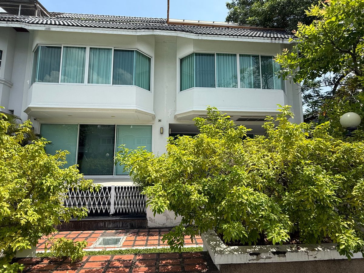 Prompak Place 4-Storey Townhouse in Thonglor 25: 49.4 SQ.WAH 680SQM. 5BED 5Bath 39,000,000 AM: 0656199198