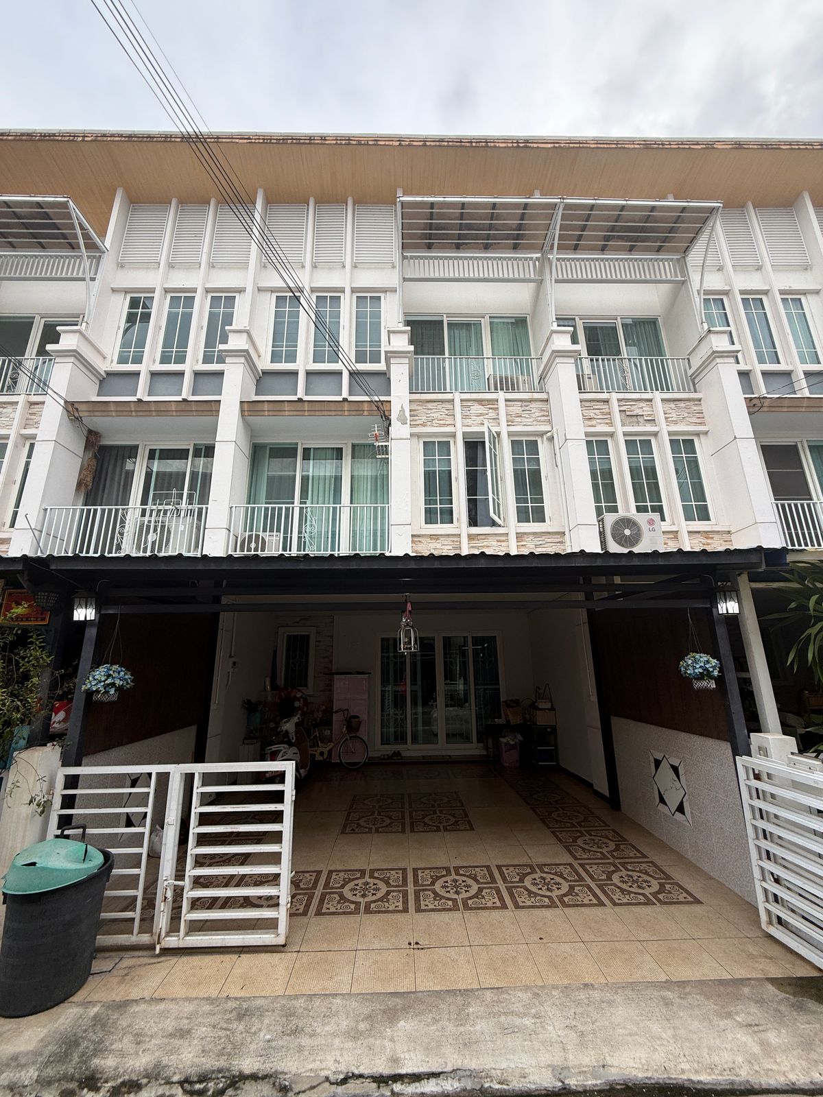 ทาวน์โฮม 3 ชั้น สวยพร้อมอยู่ หมู่บ้านโกลเด้นทาวน์ ปิ่นเกล้า–จรัญ ใกล้ กฟผ. พระราม 7 ทาวน์โฮม 3 ชั้น สวยพร้อมอยู่ หมู่บ้านโกลเด้นทาวน์ ปิ่นเกล้า–จรัญ ใกล้ กฟผ. พระราม 7
