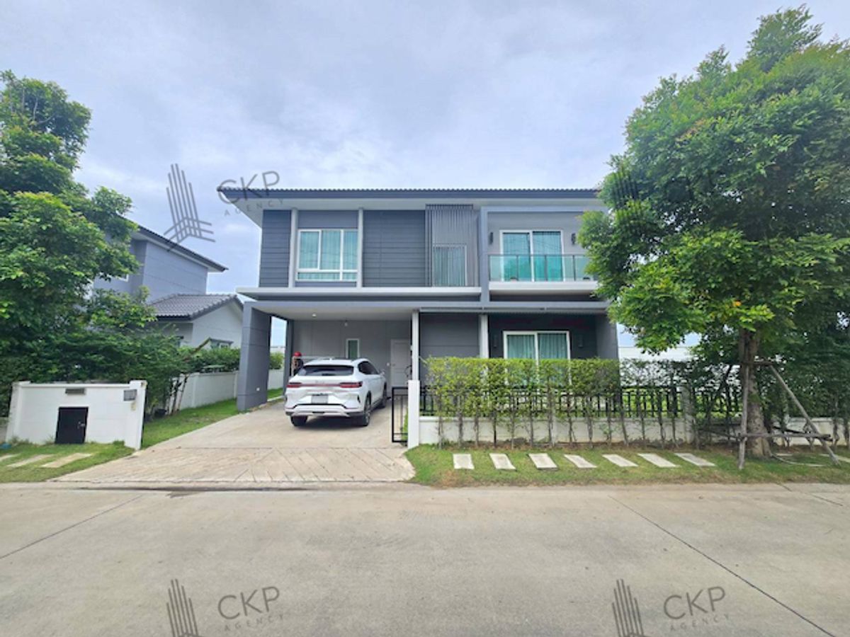 Single house, Centro Pracha Uthit 90, house opposite the roundabout, spacious area and garden area within the fence, shady atmosphere, convenient transportation. Single house, Centro Pracha Uthit 90, house opposite the roundabout, spacious area and garden area within the fence, shady atmosphere, convenient transportation.